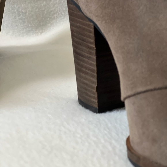 BCBG Size 6M Taupe Brown Leather/ Suede Booties - Picture 10 of 16